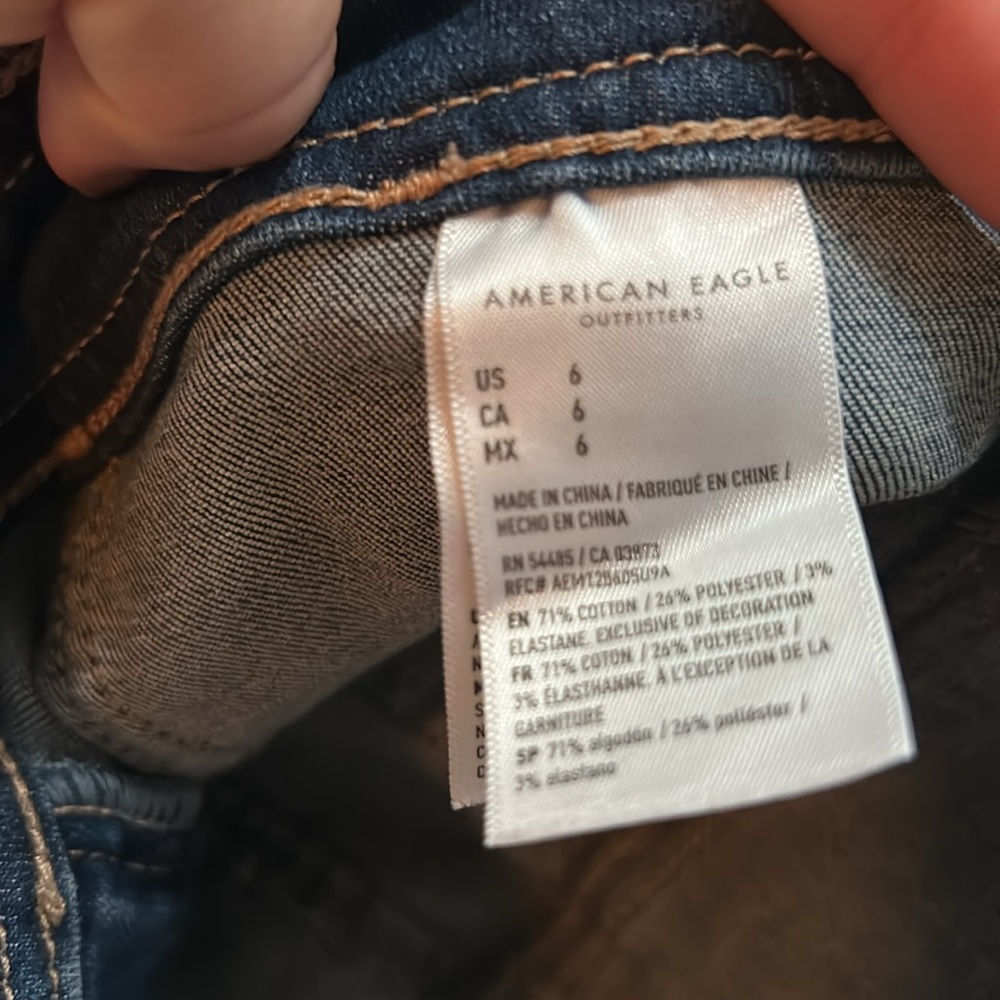 [American Eagle Outfitters] “Next Level Stretch” Jean Shorts - Size 6 - Picture 3 of 4